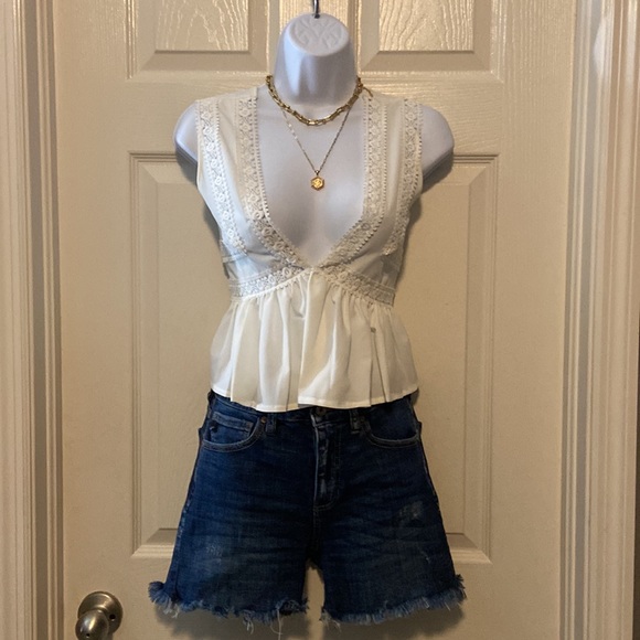 Low Cut Blouse ✨ - Picture 3 of 4